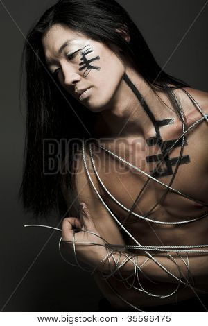 asiatisk mand med stål wire
