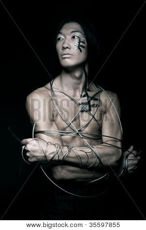 mand med stål wire
