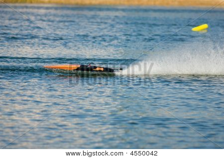 Un barco de R/c modelo corriendo a toda velocidad