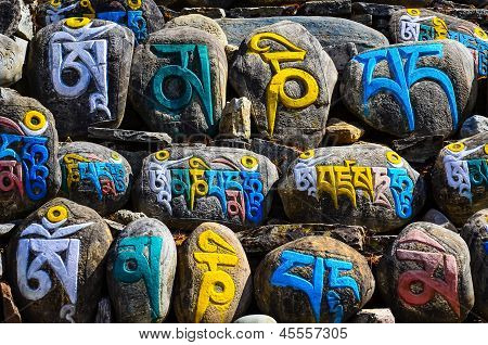 Budhist religioso tibetano simboli sulle pietre