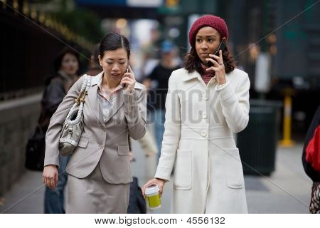 Mujeres de negocio móvil
