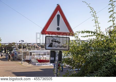 Hameln, Lower Saxony, Germany, 09 03 2021, Sign To Be Careful Not To Drive Your Car Into The River, 