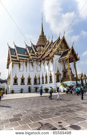 People Visit Phra Tinang Aporn Phimok Prasat Pavillion In The Grand Palace In Bangkok
