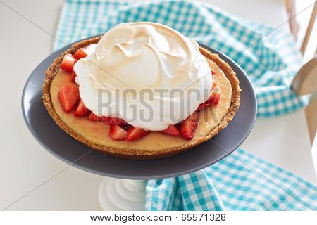Lemon strawberry meringue pie