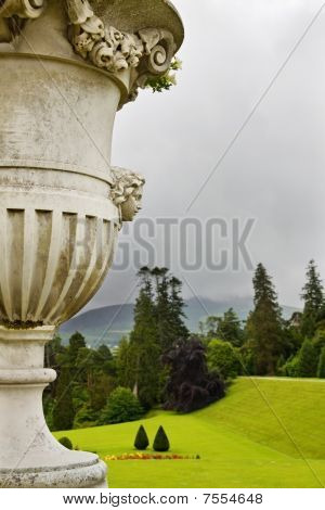 Powerscourt adlı heykel çiçek vazo