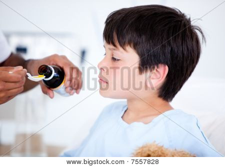 薬を飲んで病気かわいい男の子