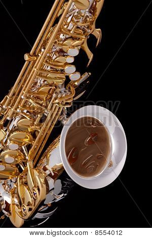 Saxofone em fundo preto