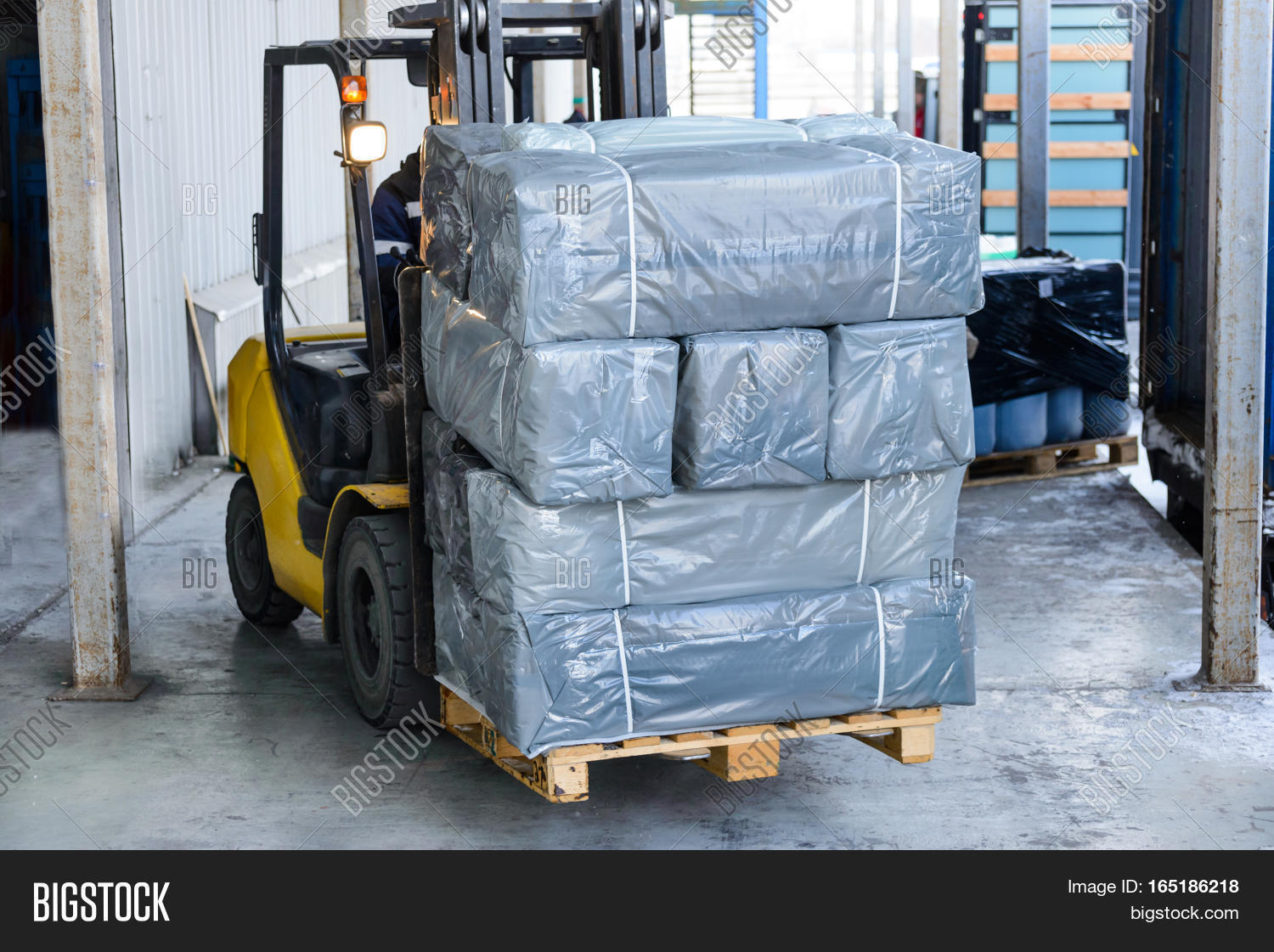 Packed cargo. перевозка контейнеров самолетом. Cargo pack. скин heavy cargo. упаковка в логистике.