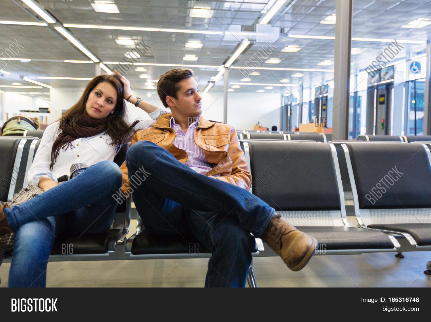 Подросток в аэропорту. Девушка на фоне аэропорта. Аэропорт cancelled. Departure lounge. Фотосессия в аэропорту.