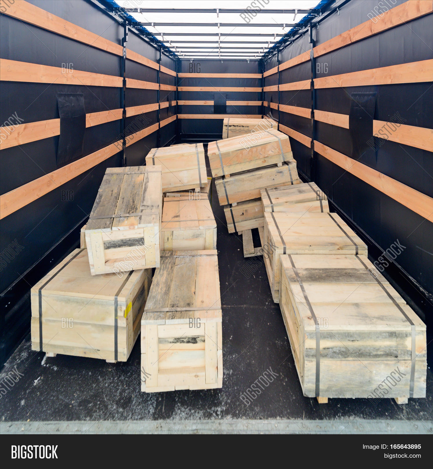 Сборные контейнеры. Погрузка фанеры в контейнер. Ящик для транспортировки. Перевезти ящики. Ящик для транспортировки аккумуляторов.