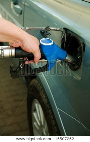 Per il rifornimento di benzina dell'automobile moderna