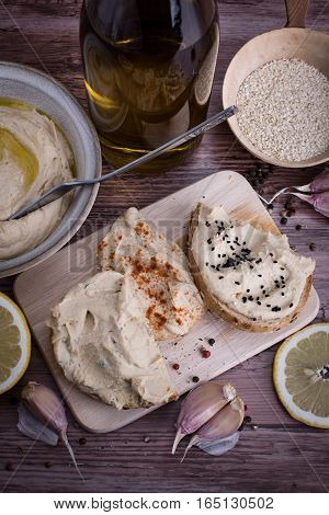 The bread with hummus, view from above.