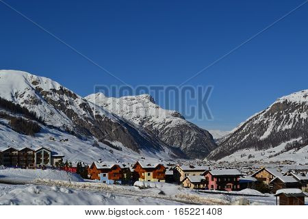Livingo "Ski-town" in Italy surrounded by mountains.