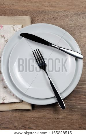 Dining etiquette - I still eat Resting position. Fork and knife signals with location of cutlery set