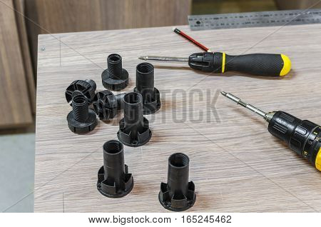 Bonding and assembly of furniture on the wooden pins