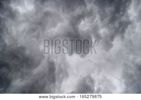 Begins a strong thunderstorm, heavy dark clouds, hurricane