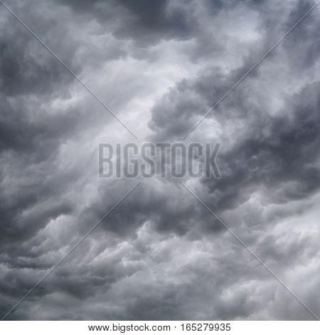 Begins a strong thunderstorm, heavy dark clouds, hurricane, square