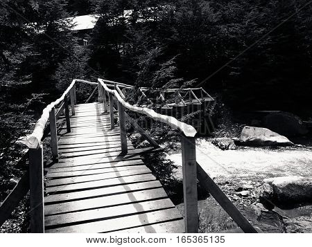 Puente de aventura hacia las torres del paine