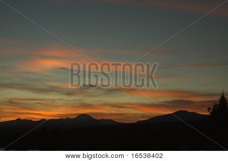 ซันเซ็ทพาร์ค Lassen กับภูเขา silhouetted กับฟ้า