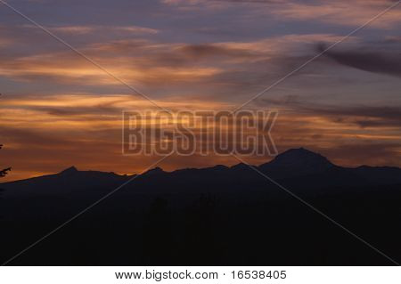 ซันเซ็ทพาร์ค Lassen กับภูเขา silhouetted กับฟ้า