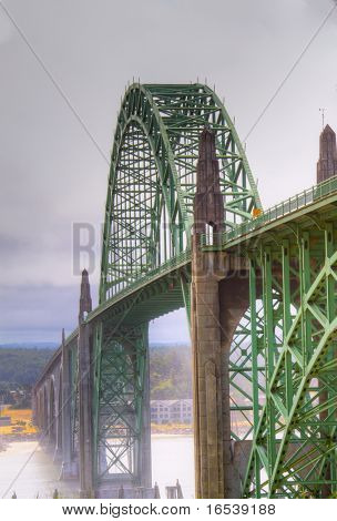 Vanha vihreä metal bridge katoaminen sumu