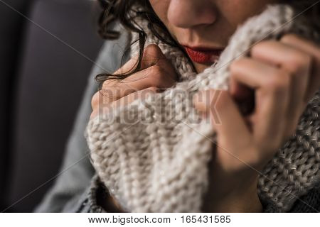 woman with a hot scarf in wool in a gelid winter