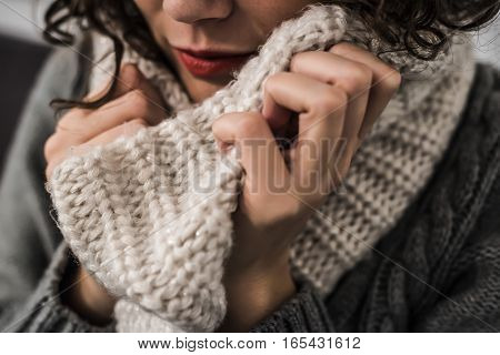 woman with a hot scarf in wool in a gelid winter