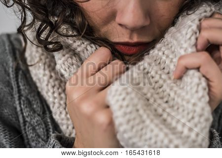 woman with a hot scarf in wool in a gelid winter
