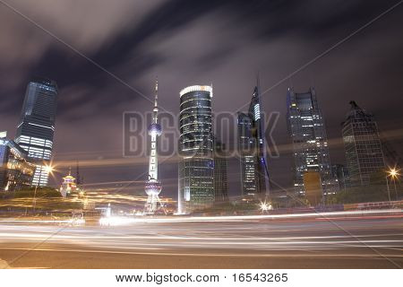 Tráfego pelo centro da cidade, o centro financeiro de Pudong em Xangai, china.