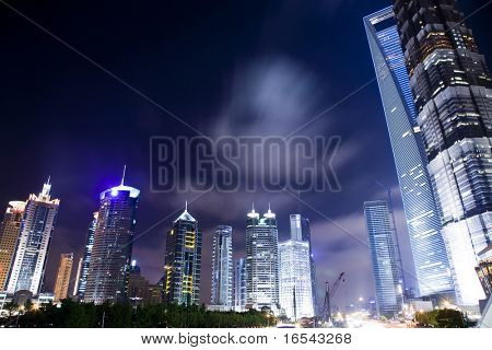 Noční pohled lujiazui finanční centra v Šanghaji Číně.
