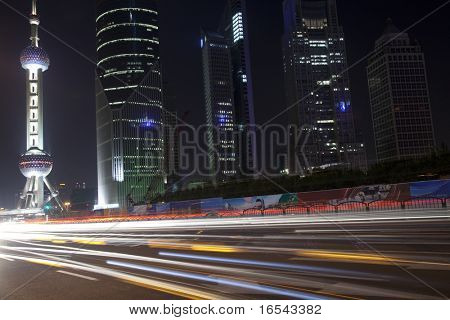 Tráfego pelo centro da cidade, o centro financeiro de Pudong em Xangai, china.