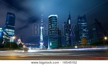 Tráfego pelo centro da cidade, o centro financeiro de Pudong em Xangai, china.