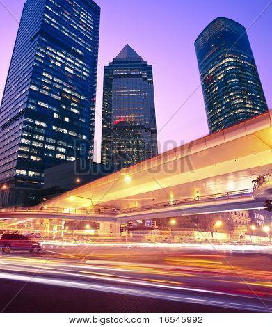 ทางหลวงสีในยามค่ำคืนกับแนวแสงในเซี่ยงไฮ้ประเทศจีน