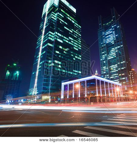 แนวแสงบนพื้นอาคารที่ทันสมัยในเซี่ยงไฮ้ประเทศจีน