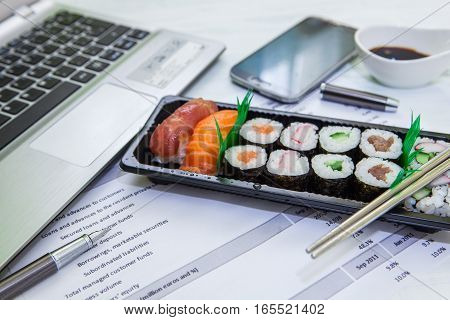 sushi lunch box for eat at the oficce