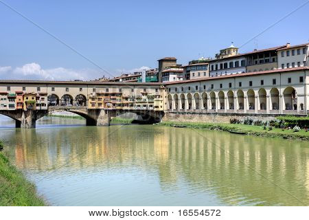 Ponte Vecchio en Flornce a través del río Arno