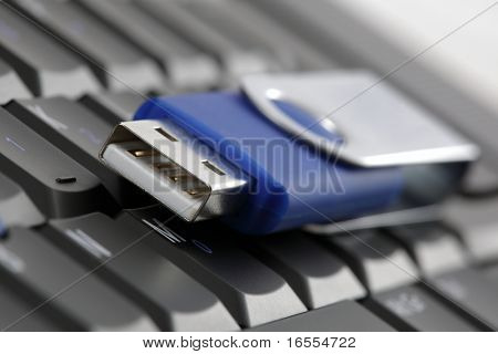 Chiavetta USB poggiante su una tastiera del computer portatile