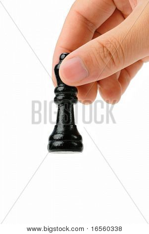 Mão segurando xadrez isolado no branco