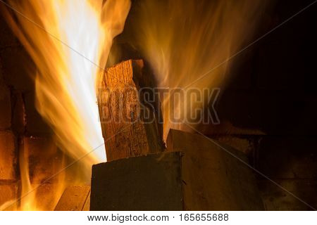 Burning firewood in the fireplace close up. Foto