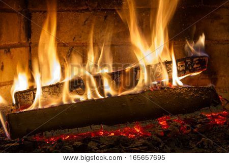 Burning firewood in the fireplace close up. Foto