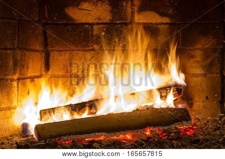 Burning firewood in the fireplace close up. Foto