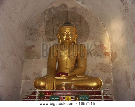 Zlatý Buddha socha Sedící