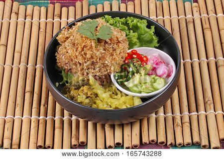 Crispy Canned Tuna  With Sliced Pickle Lettuce And Green Oak.
