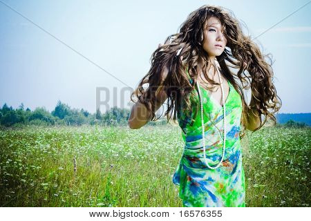 Portrait of beautiful Girl im grünen Feld