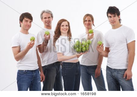Cinco personas - muchas manzanas verdes