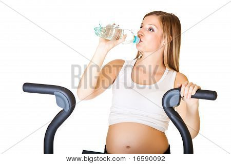 Gravid kvinde, der arbejder