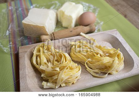 ingredients and utensils to prepare fettuccine alfredo