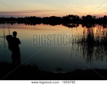 Alpinista assistindo o pôr do sol
