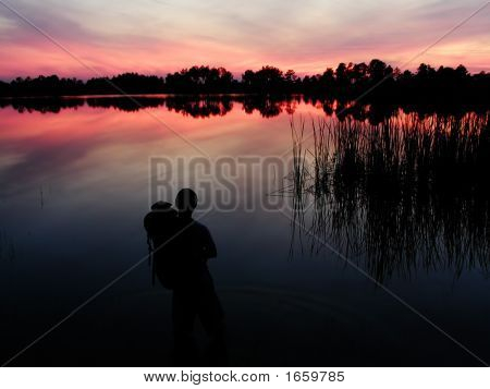 Alpinista assistindo o pôr do sol