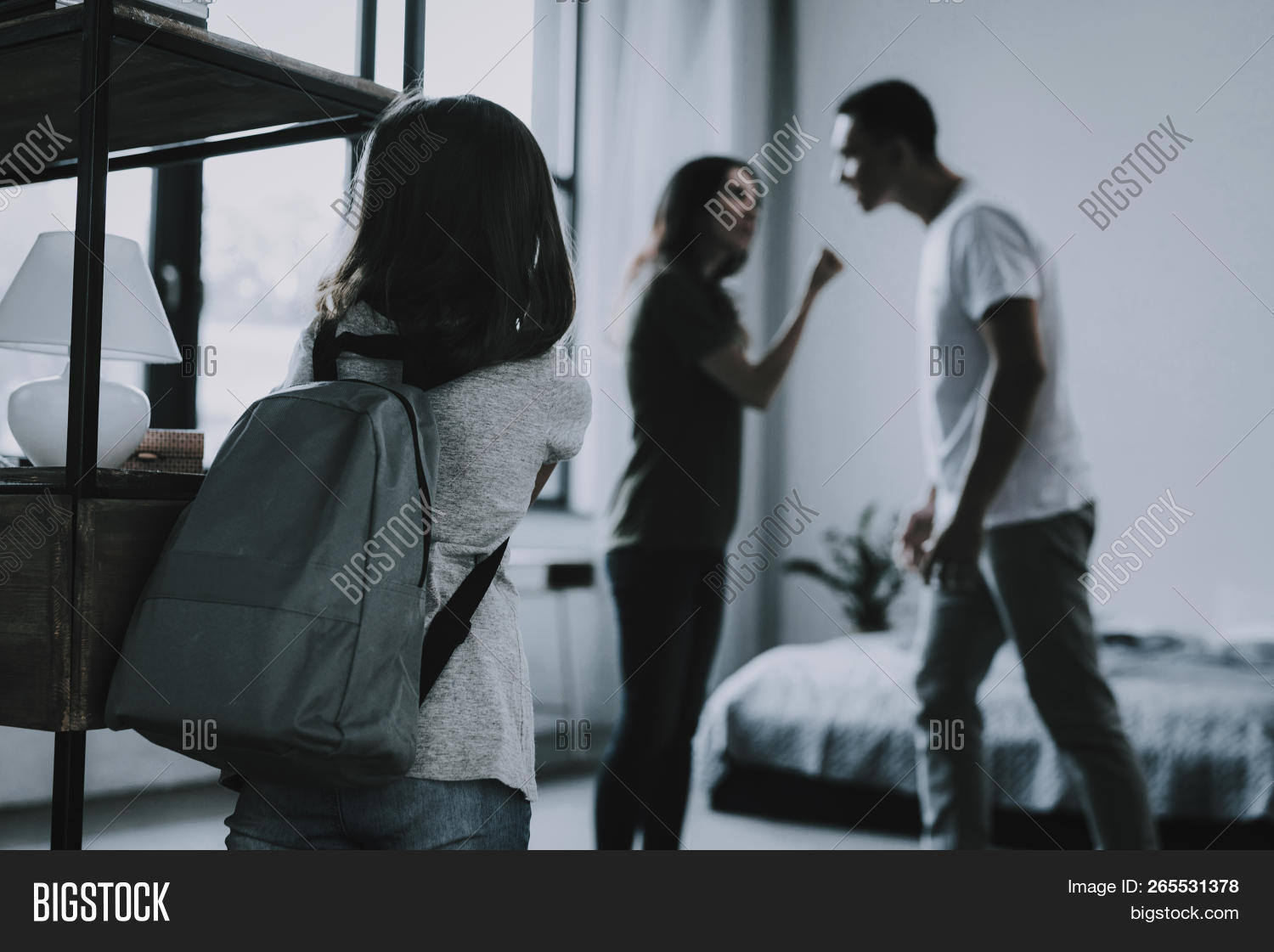 мужчина и женщина держат подарок. заглянуть за спину. Upset wife fan photos. любовный треугольник. женщина дает подарок мужчине.